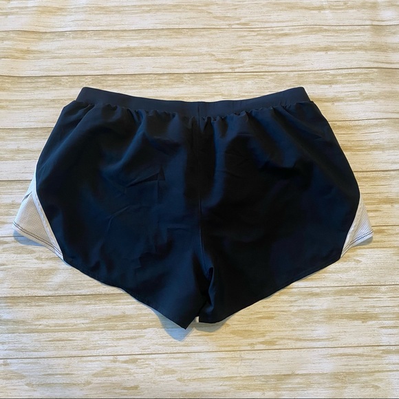 Under Armour Shorts XL - Picture 5 of 6